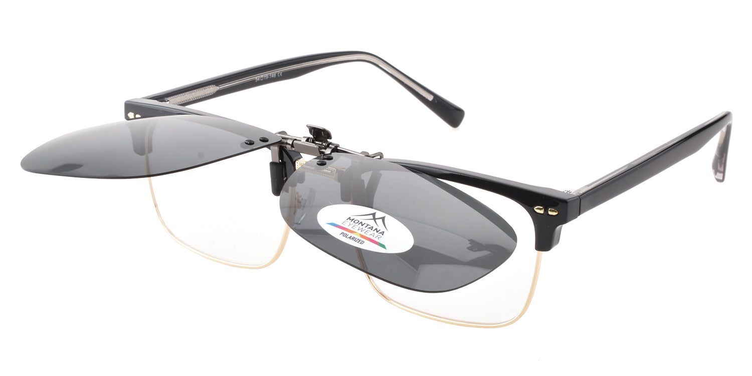 Occhiali da sole con lenti clip-on, montatura nera. Lenti grigie, logo Montana Eyewear.