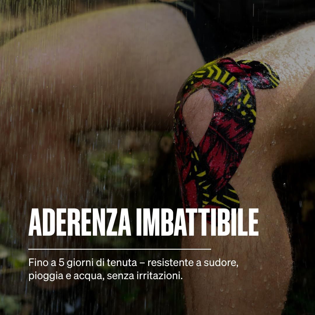 Nastro kinesiologico con motivo a foglie su un ginocchio sotto l'acqua.