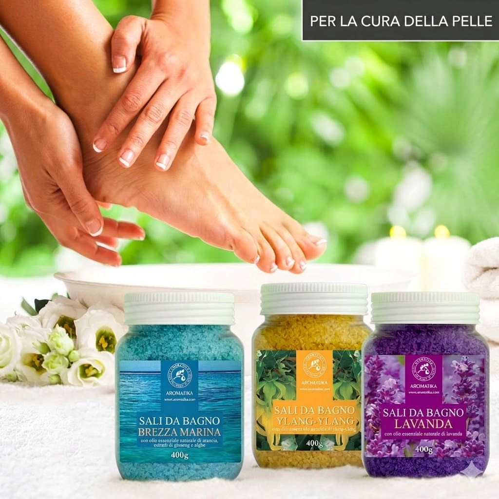 Tre barattoli di sali da bagno accanto a piedi. Blu, giallo e viola. Scritte: Brezza Marina, Ylang-Ylang, Lavanda.