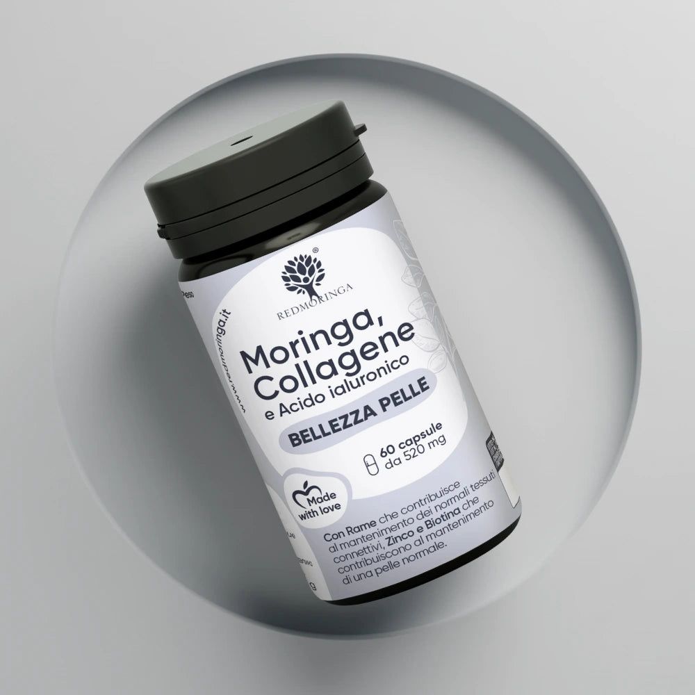 Flacone di capsule su una superficie grigia. Testo: RedMoringa, Moringa Collagene e Acido Ialuronico. 60 capsule, 520 mg.