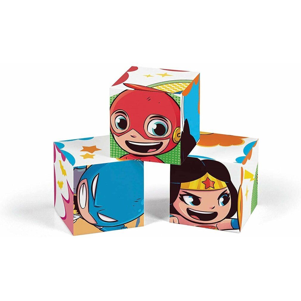 Tre cubi illustrati con supereroi. Flash, Batman e Wonder Woman. Cubi assemblati.
