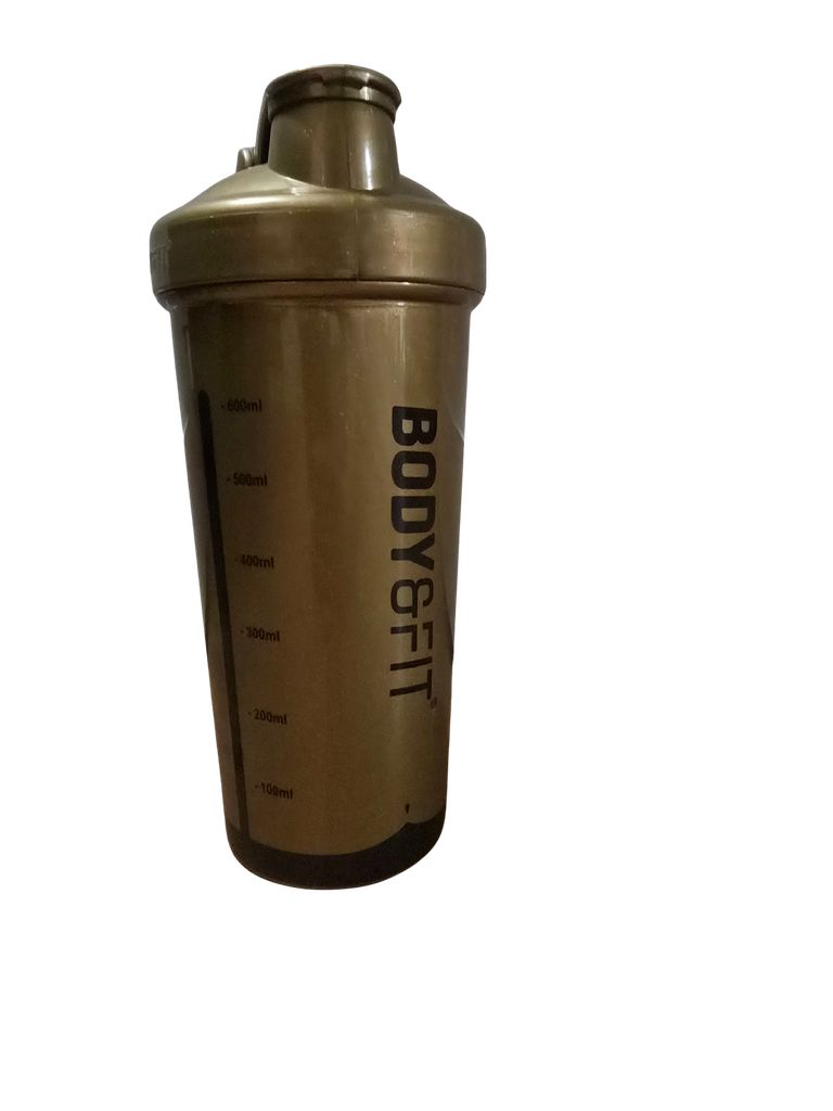 Shaker dorato con scritta nera BODY&FIT. Scala di misurazione laterale. Coperchio con apertura per bere.