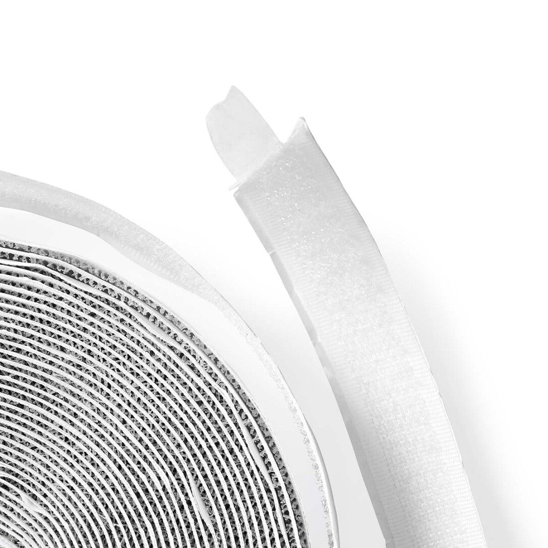 Rotolo di velcro bianco. Parzialmente srotolato, mostra i lati a gancio e ad anello. Sfondo bianco.