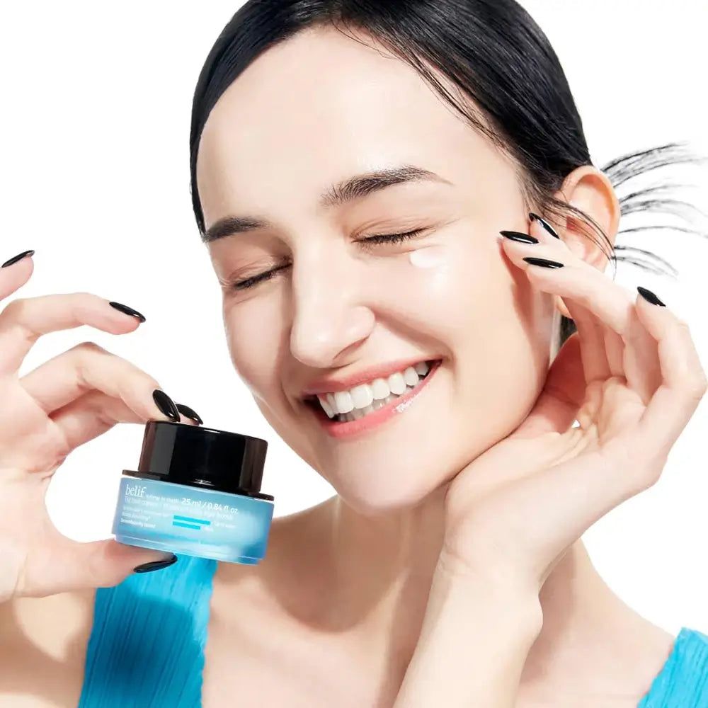 Confezione di cartone con informazioni sul prodotto. Scritta: belif, Moisturizing eye bomb, 25 ml / 0.84 fl. oz. U.S.