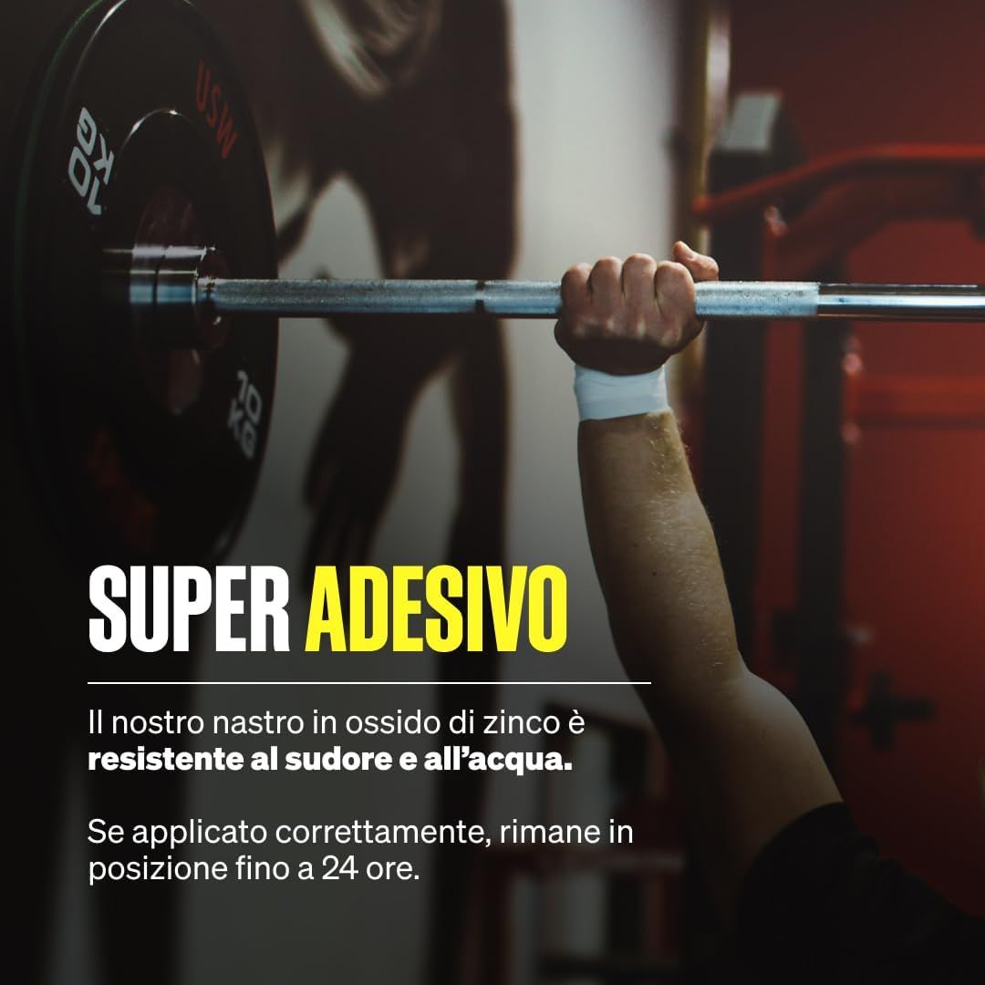 Un braccio solleva un bilanciere, il polso è fasciato di bianco. Super adesivo.