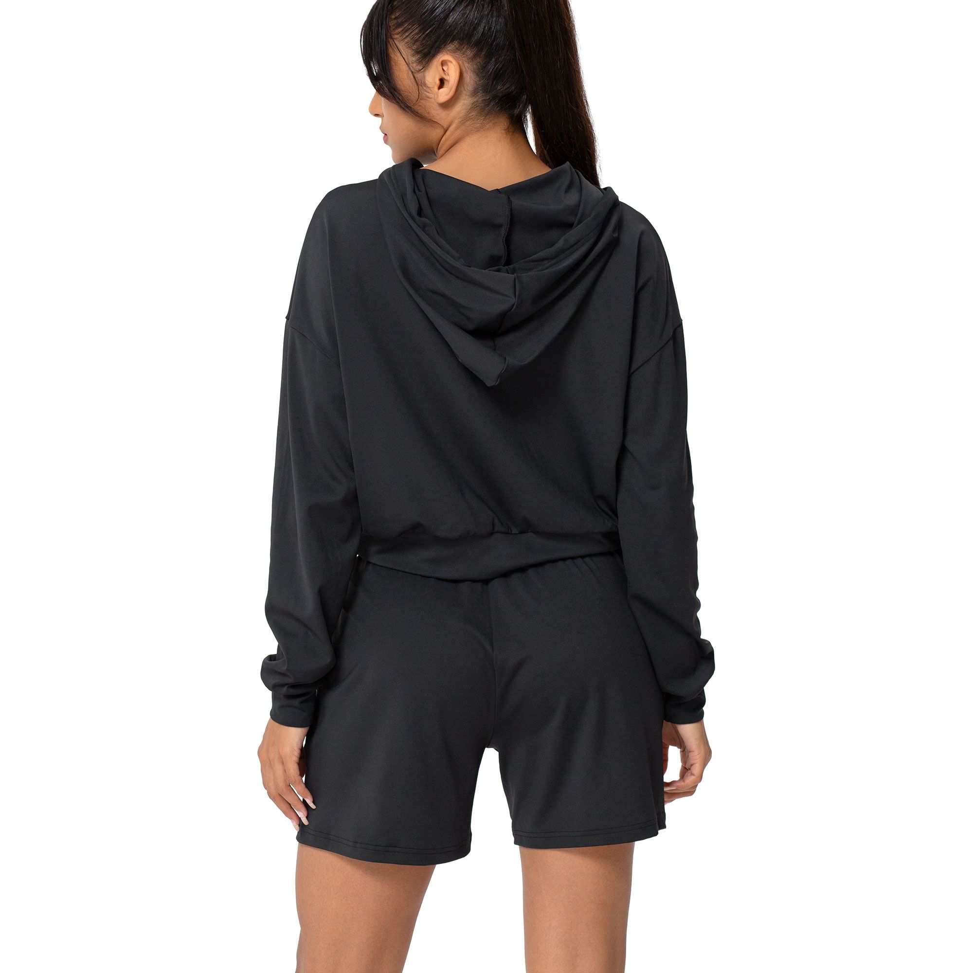 Completo nero in due pezzi con felpa con cappuccio e pantaloncini.