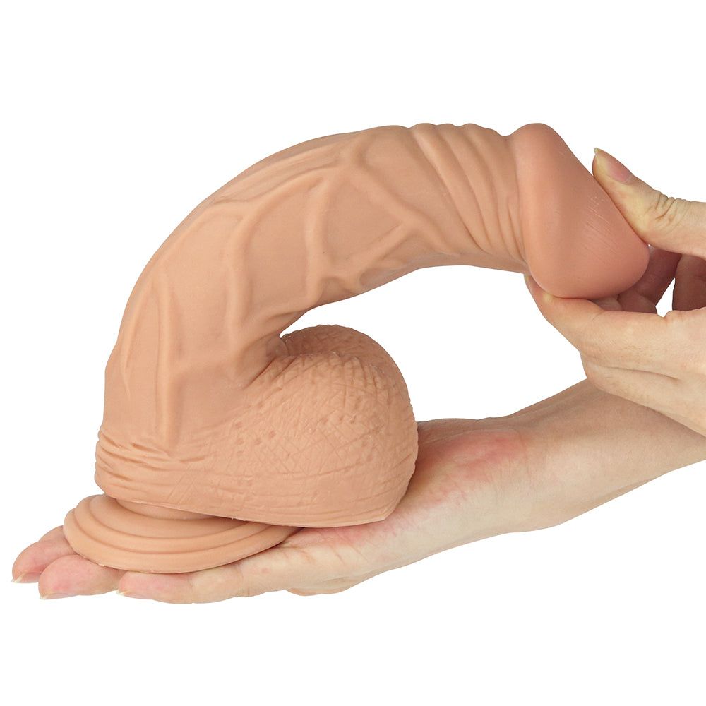 Dildo beige tenuto in una mano. Texture realistica, base e dettagli.