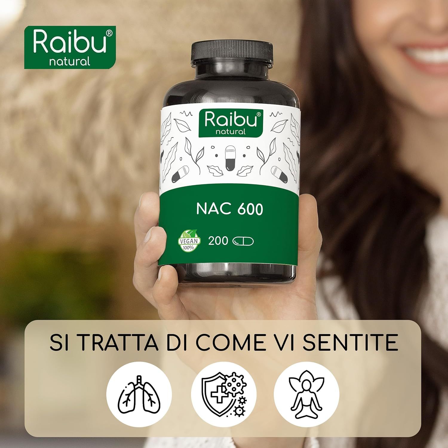 Donna tiene in mano una bottiglia. Scritta: NAC 600, N-Acetil-L-Cisteina, 200 capsule. Simboli: polmone, scudo, fiore.