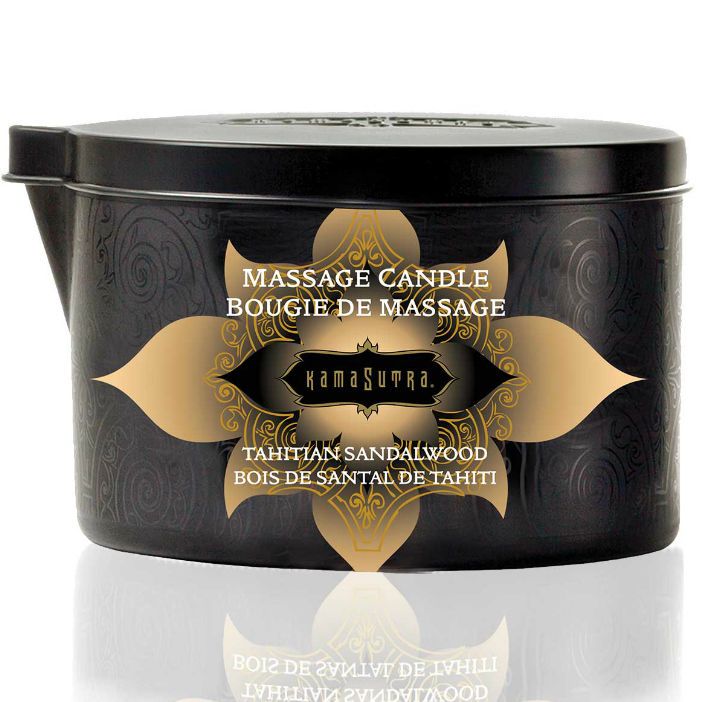 Barattolo nero con stampa dorata. Testo: Massage Candle, Kamasutra, Tahitian Sandalwood. Superficie riflettente.