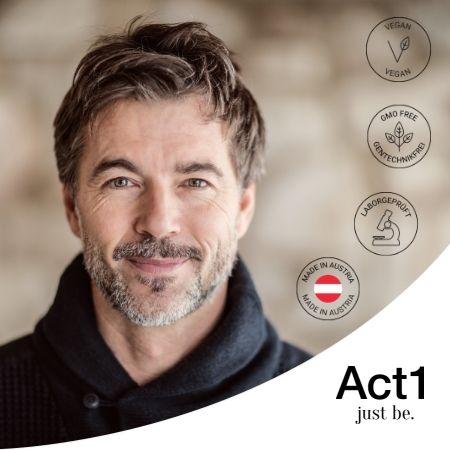 Un uomo sorride. Accanto a lui, loghi per vegano, senza OGM, testato in laboratorio e Made in Austria.