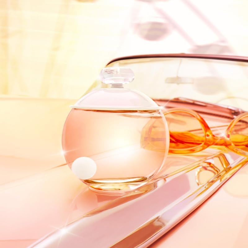 Flacone di vetro rotondo con tappo, occhiali da sole. Il flacone ha una sfera bianca all'interno.