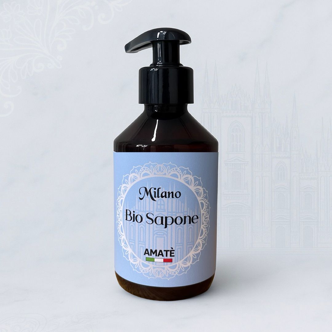 Flacone marrone con dosatore nero. Etichetta: Milano Bio Sapone. Logo AMATÈ. Sfondo: Duomo di Milano.