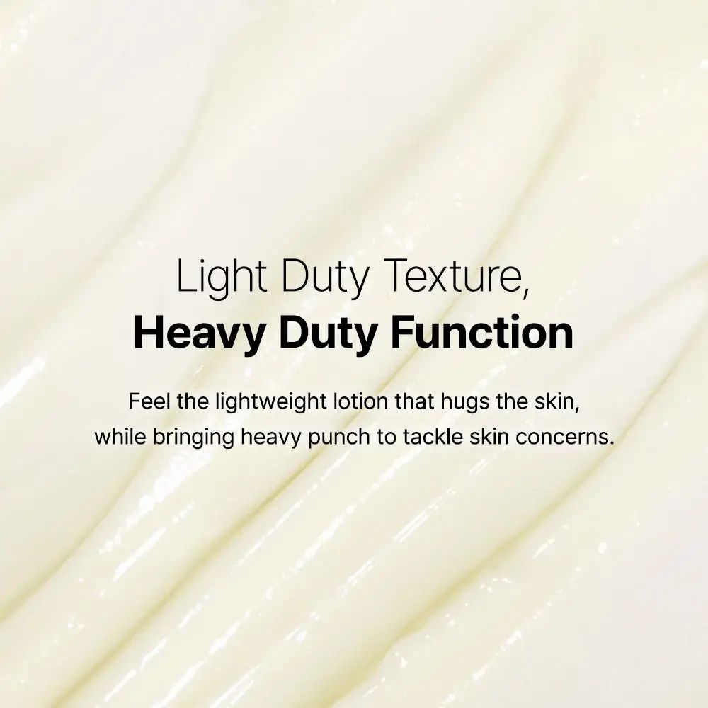 Primo piano della lozione. Testo: Light Duty Texture, Heavy Duty Function. Testo: Feel the lightweight lotion that hugs the skin.
