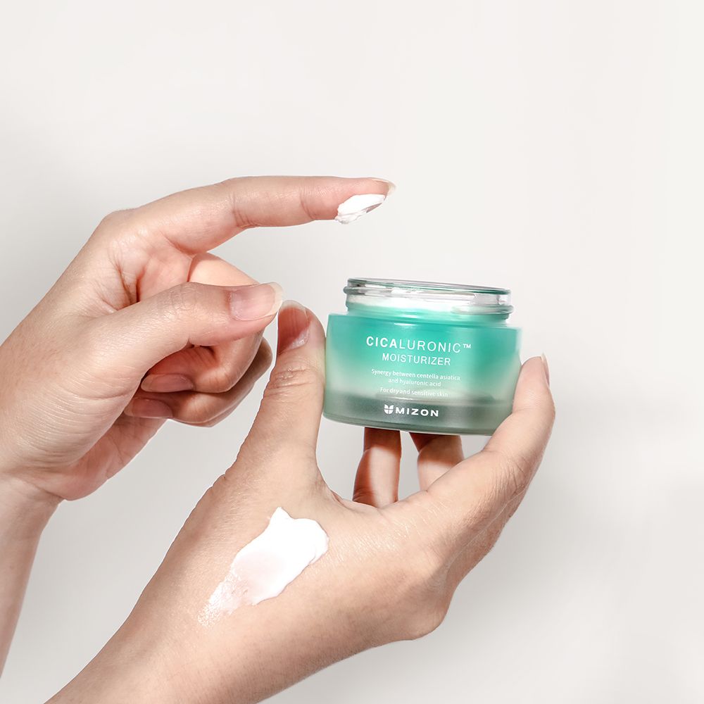 Viso con crema applicata. Testo: Thick & Creamy Texture, Easy Absorption, Non-Oily Finish.