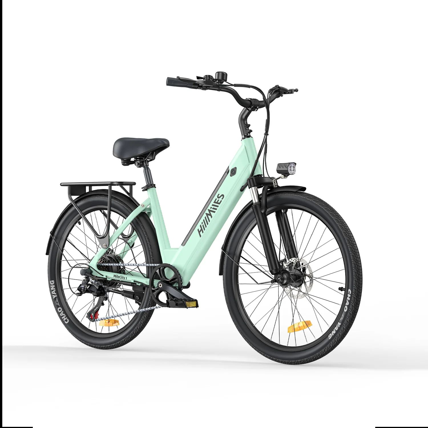 E-bike da città verde chiaro, pneumatici neri, portapacchi. Marchio HillMiles. Faro anteriore e campanello.