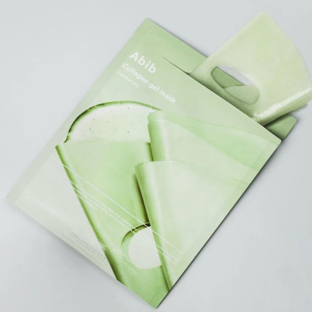 Confezione verde aperta con prodotto. Scritta: Abib Collagen Gel Mask Heartleaf Jelly. Maschera in gel parzialmente visibile.