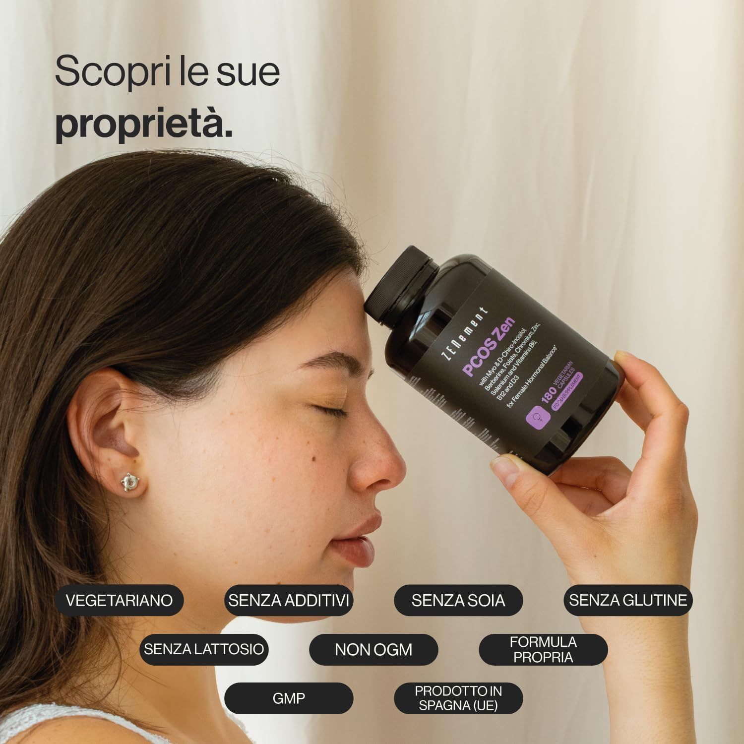 Donna tiene in mano un flacone PCOS Zen. Scritte: vegetariano, senza additivi, senza soia, senza glutine, senza lattosio, non OGM.
