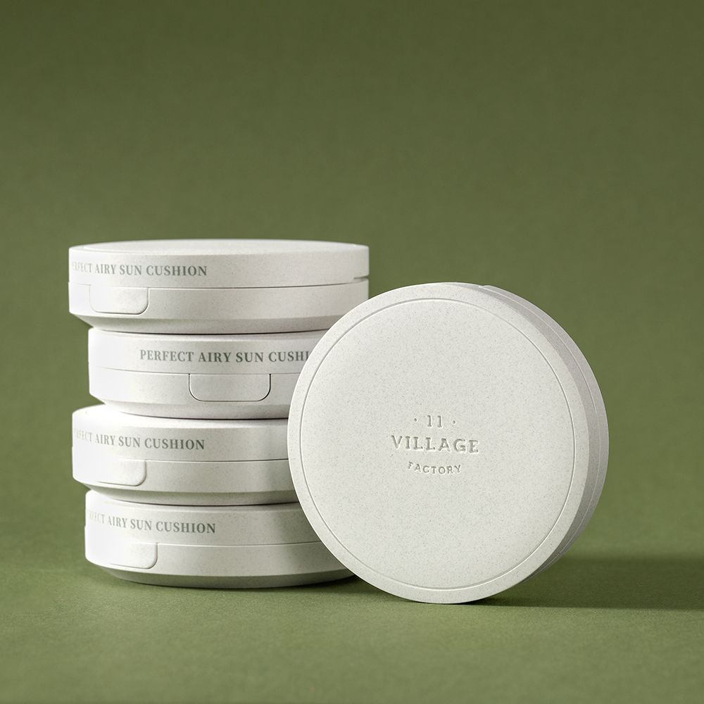 Cinque contenitori compatti rotondi bianchi, impilati. Il nome del marchio e del prodotto sono visibili sui contenitori.