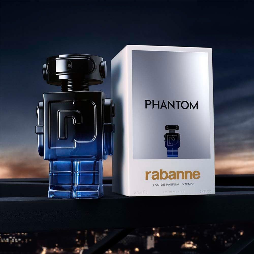 Flacone blu-nero a forma di robot e confezione con scritta "Phantom Intense". Marchio "rabanne" visibile.