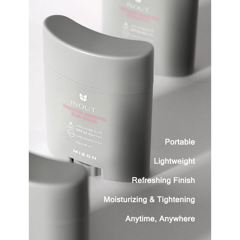 Stick solare grigio. Testo: INOUT, Smooth Mineral Sun Stick, SPF 50 PA++++, MIZON. Sfondo bianco.