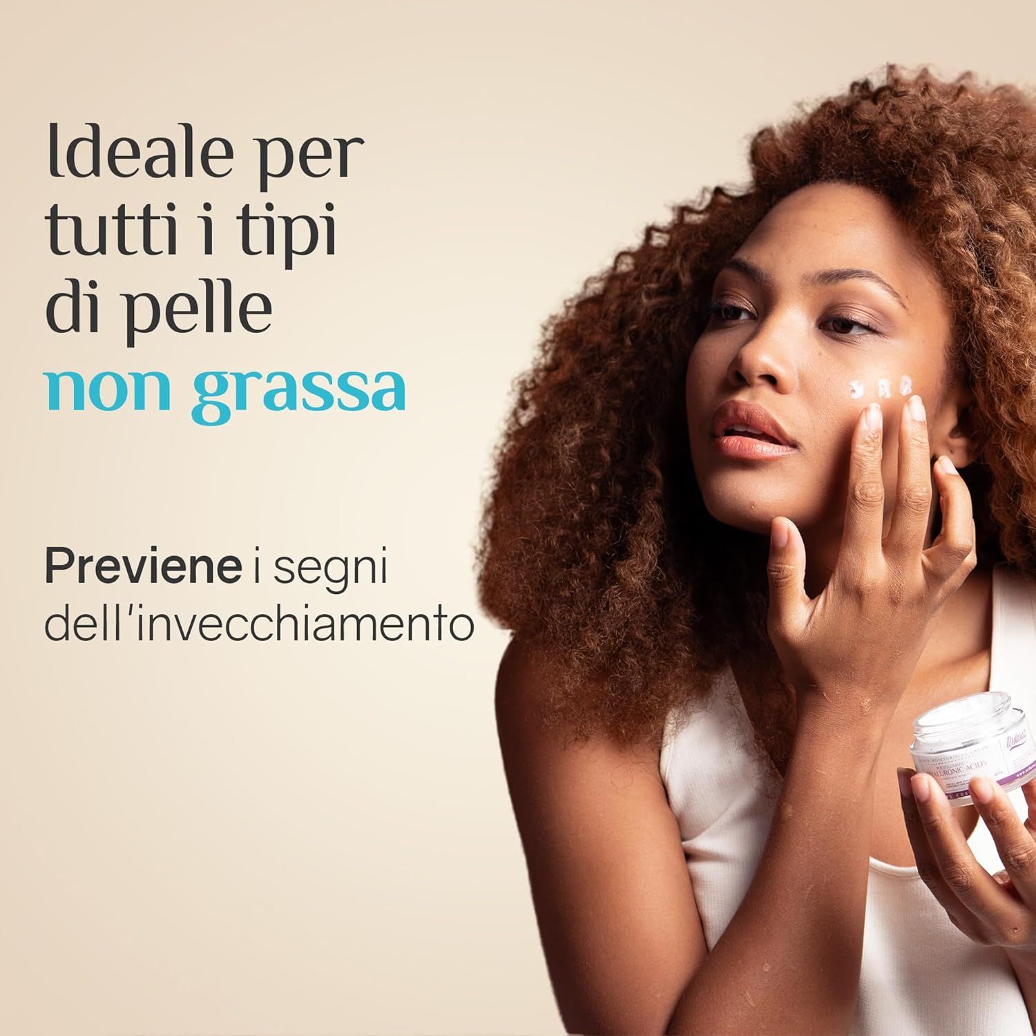 Donna che applica la crema. Vasetto di crema con coperchio. Testo: Ideale per tutti i tipi di pelle non grassa.