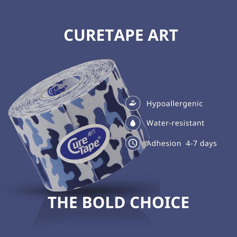 Rotolo di CureTape Art, motivo mimetico blu e bianco. Ipoallergenico, resistente all'acqua, adesione 4-7 giorni. Logo CureTape Art.