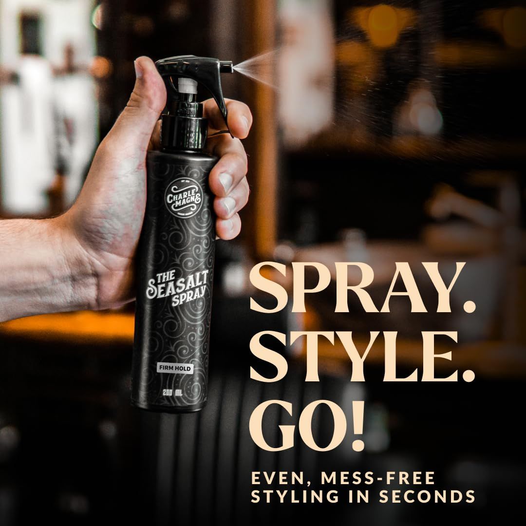 Mano che tiene un flacone spray Charles Magnus The Seasalt Spray per uno styling rapido.