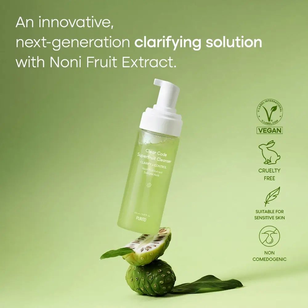 Flacone con dosatore bianco, frutto e testo. Scritta: Clear Code Superfruit Cleanser. Vegan, Cruelty Free, etc.