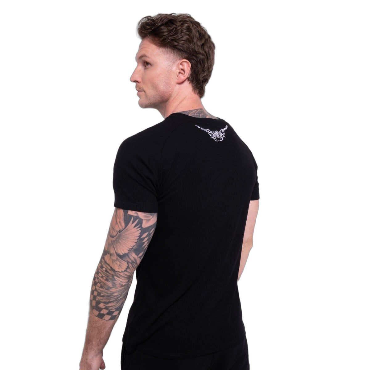 GymBeam T-shirt uomo Tribal nera slim fit a coste con manica corta