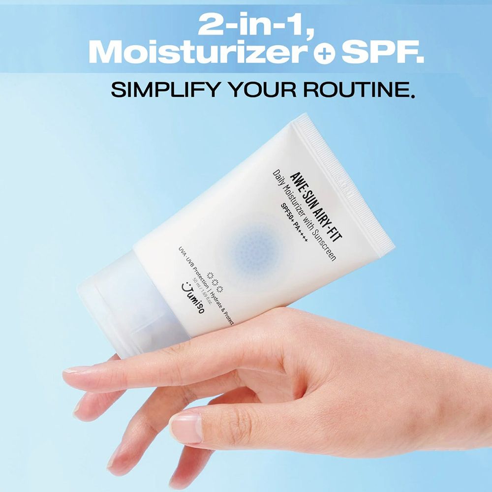Tubo bianco con tappo blu, tenuto da una mano. Scritta: AWE-SUN AIRY-FIT Daily Moisturizer with Sunscreen SPF50+ PA++++.