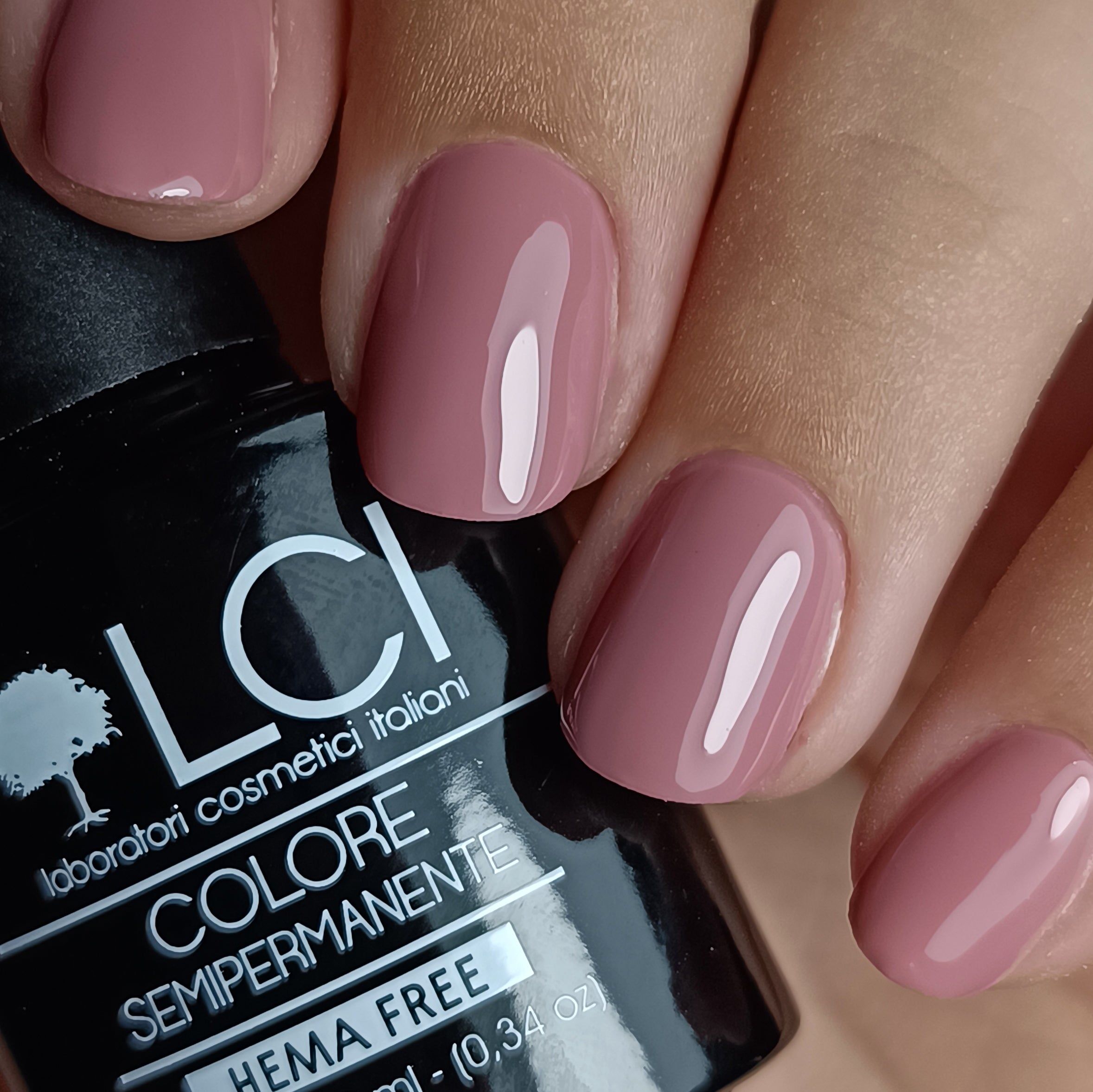 Mano con unghie smaltate di rosa. Scritta: LCI, Colore Semipermanente, HEMA FREE.