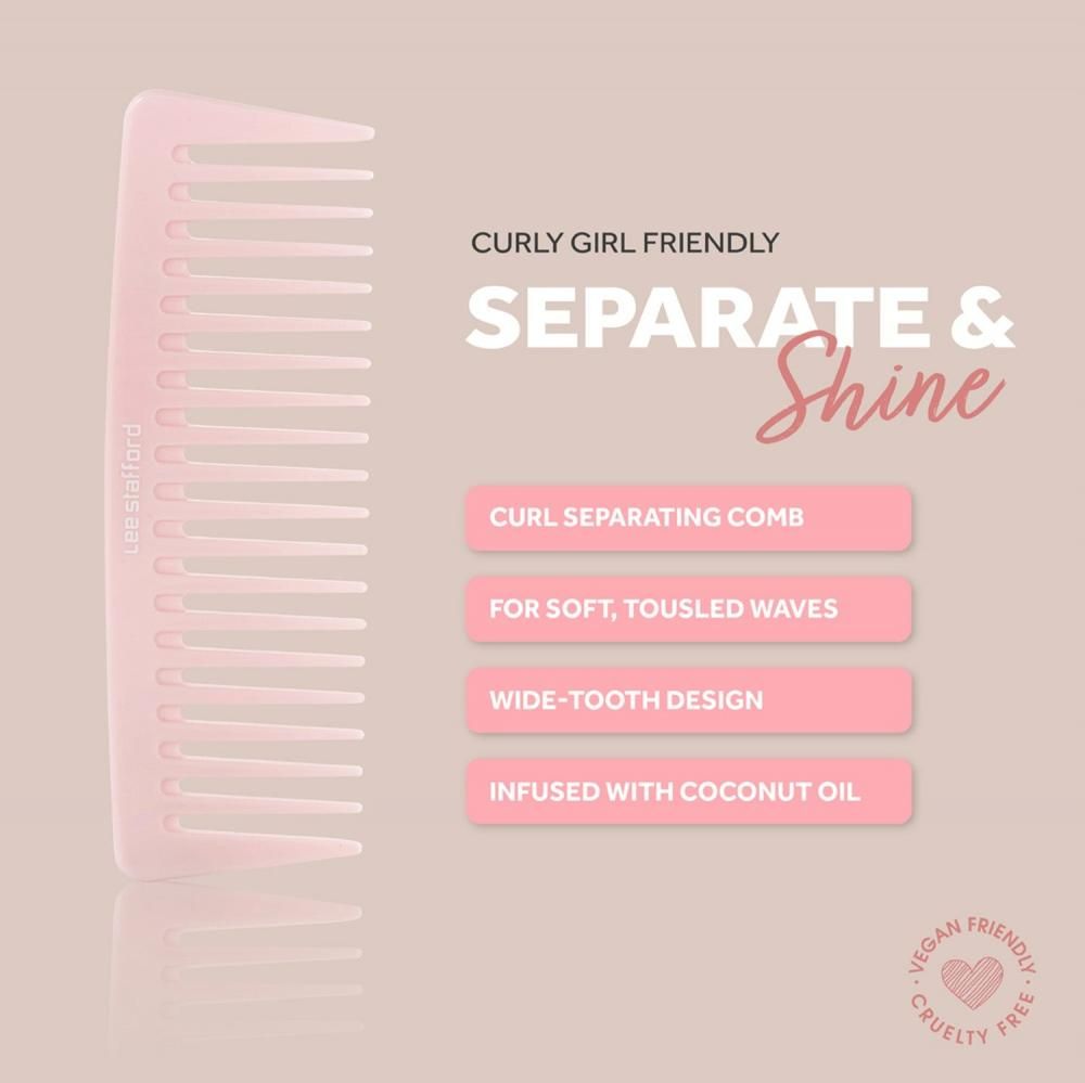 Un pettine rosa pallido a denti larghi, 'Curly Girl Friendly' e 'Separate & Shine'.