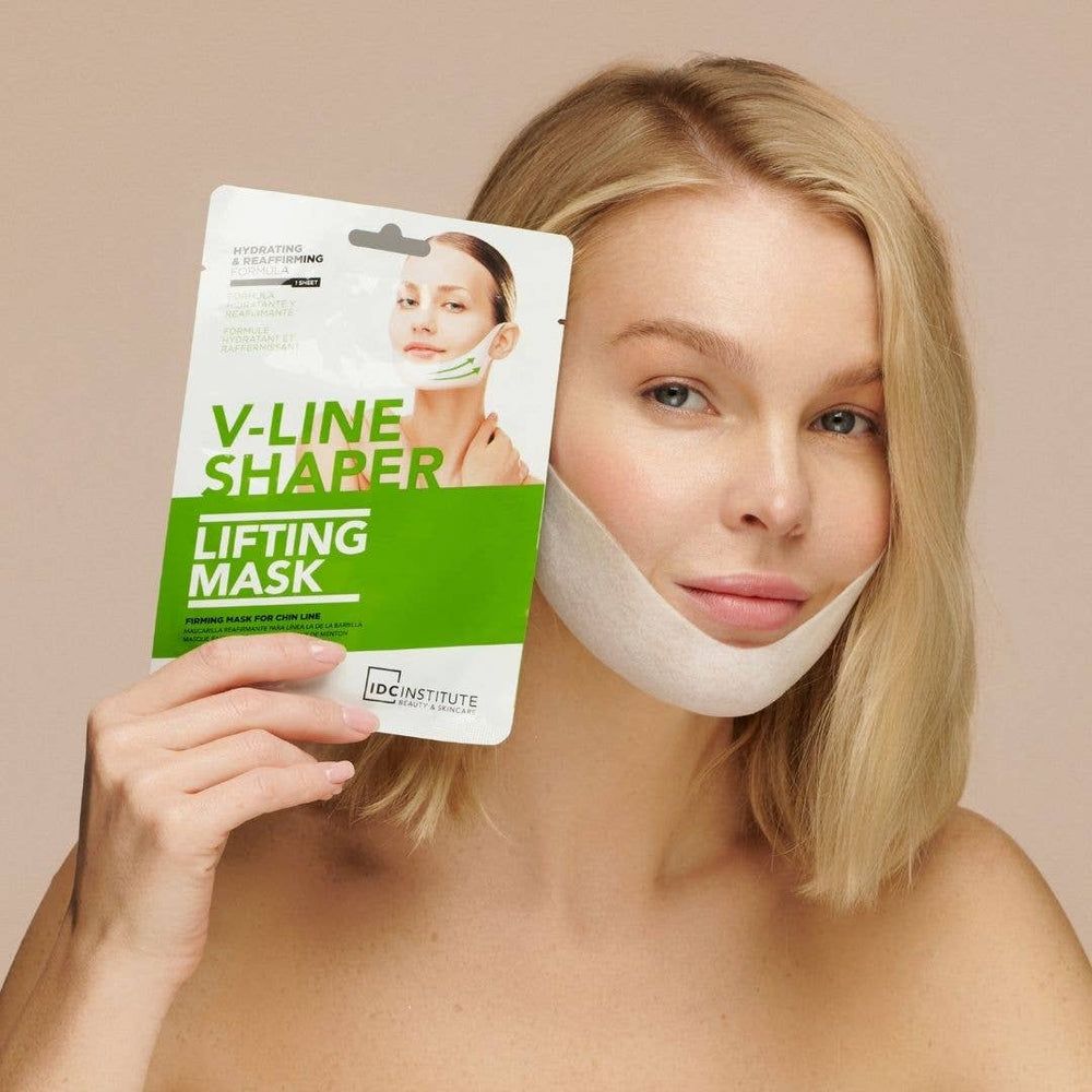Donna tiene confezione di V-Line Shaper Lifting Mask. Maschera sul mento. Scritta: V-Line Shaper Lifting Mask, IDC Institute.