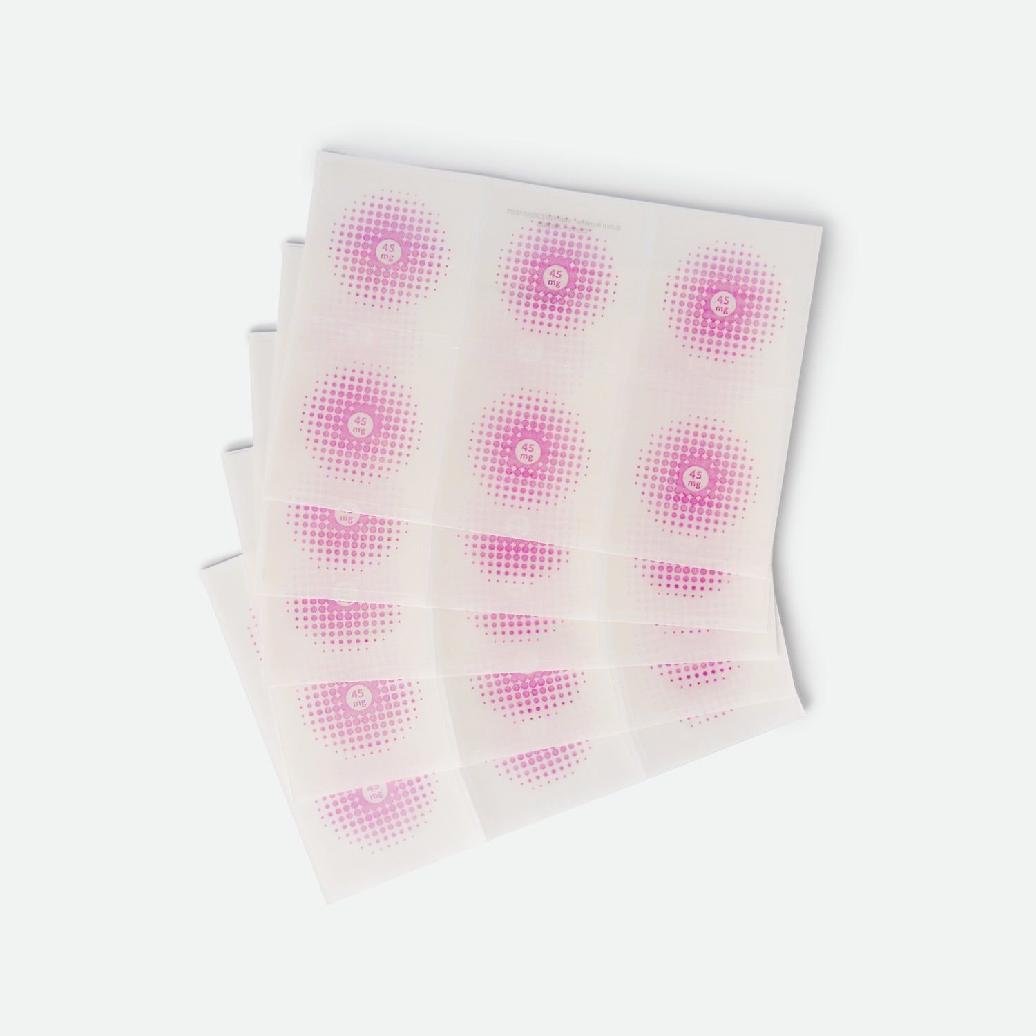 Diversi cerotti CBD impilati con un motivo a pois rosa e l'indicazione 45mg.