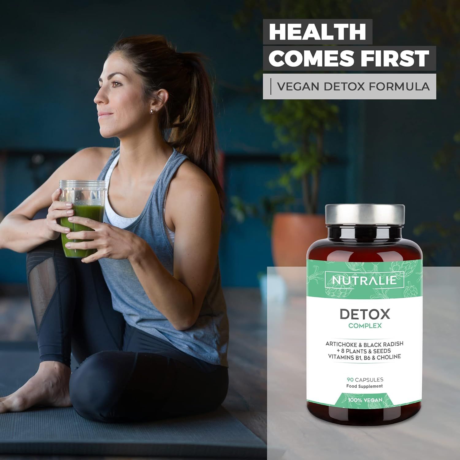 Donna con bevanda accanto a flacone Nutralie Detox Complex. Flacone con etichetta bianca. Contiene carciofo, ravanello nero, 8 piante.