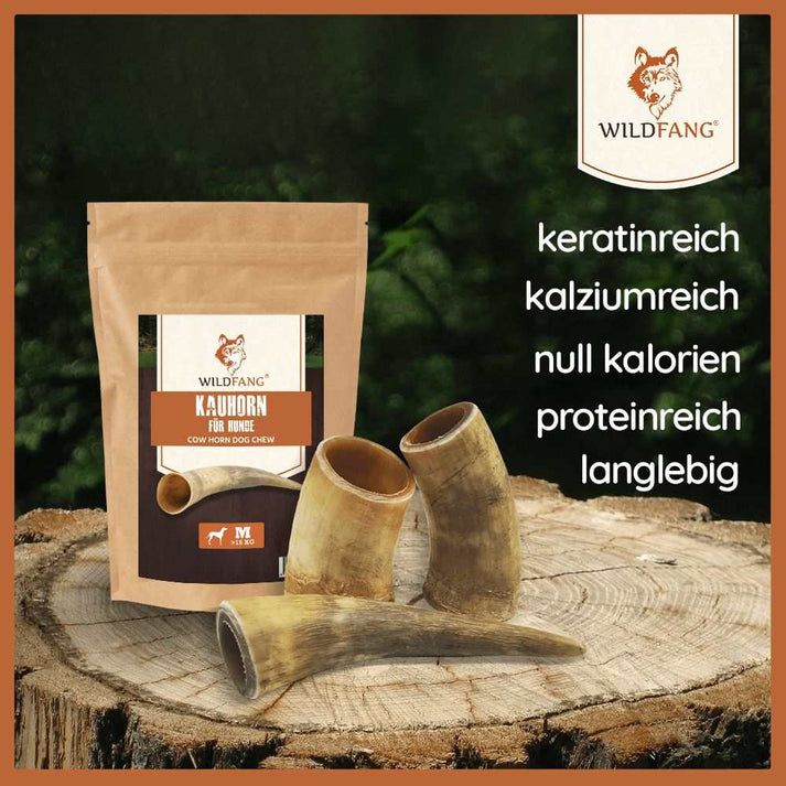 Corna di bovino e confezione. Confezione con logo e nome del prodotto. Testo: ricco di cheratina, calcio, zero calorie, ricco di proteine, durevole.