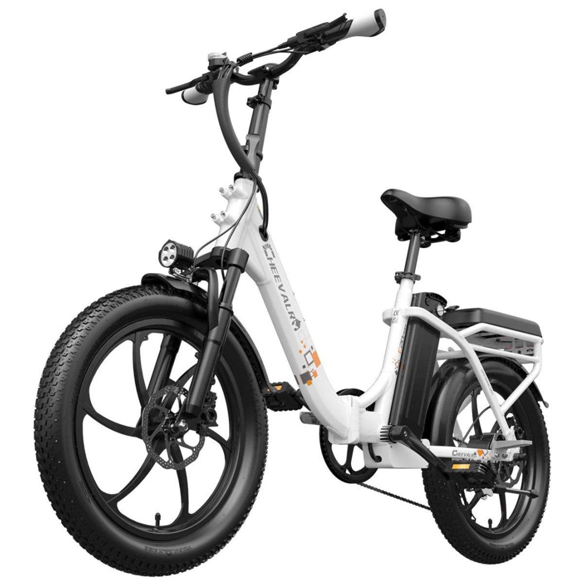 Bicicletta elettrica bianca con pneumatici e dettagli neri. Portapacchi, faro e sella. Marchio Cheevalry.