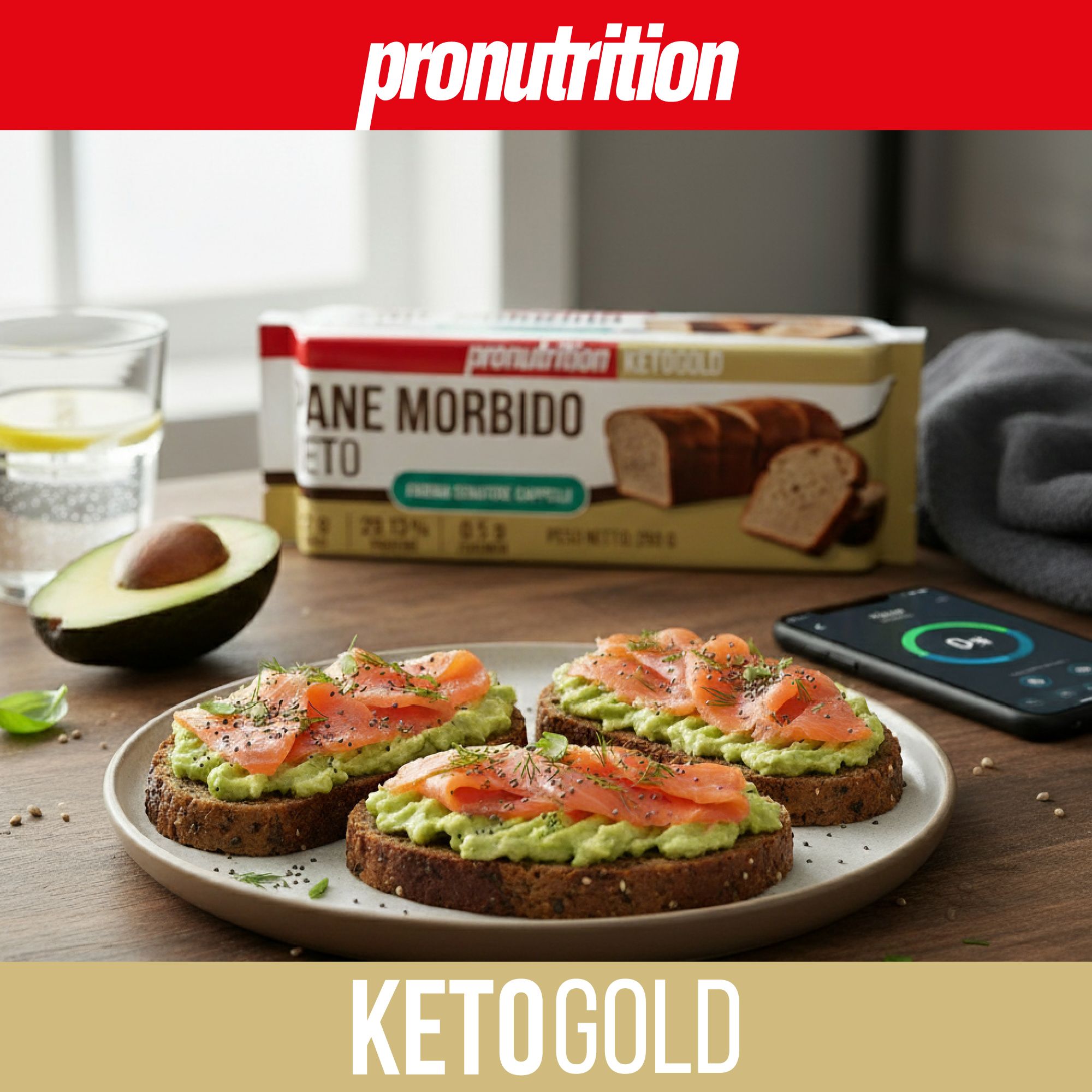 Toast di pane Keto con avocado e salmone. Sul tavolo: avocado, bicchiere d'acqua e smartphone con app. Logo KetoGold.
