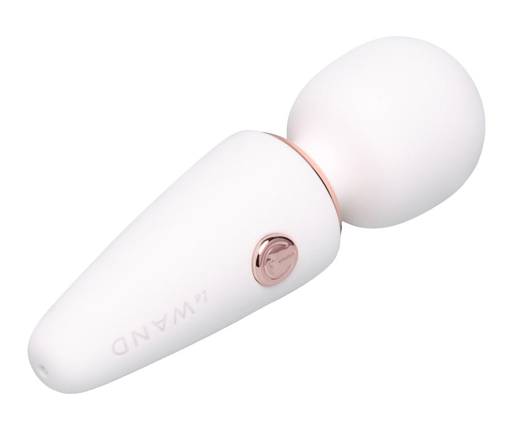 Un piccolo vibratore bianco con testa sferica e manico conico, con cavo USB collegato.