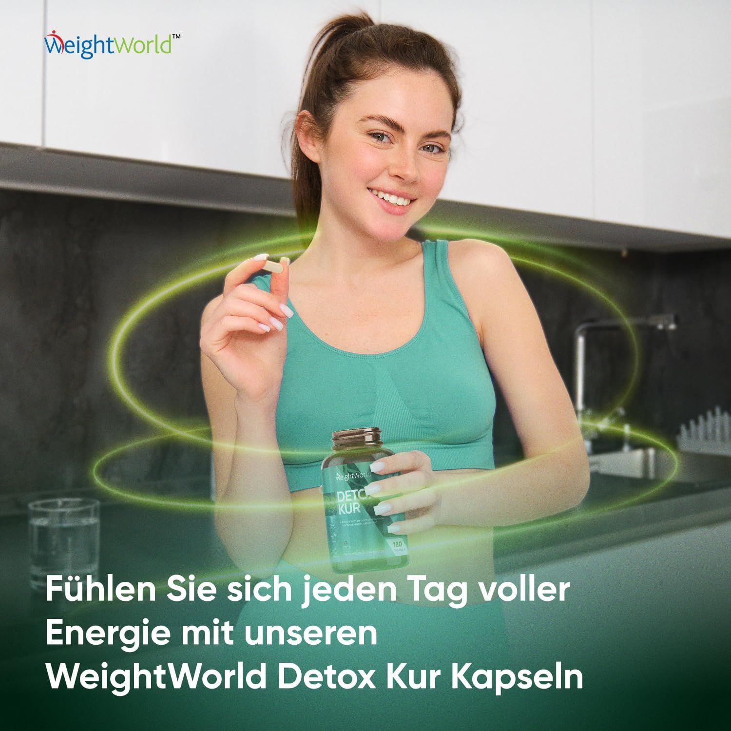 Donna tiene in mano una capsula. Flacone di capsule Detox Kur. Testo: Sentiti pieno di energia ogni giorno.