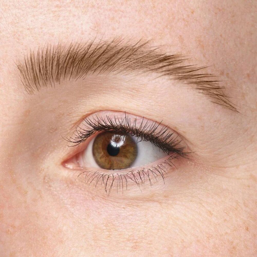 Primo piano di un occhio con sopracciglio. Occhi marroni, pelle chiara. Sopracciglia modellate.