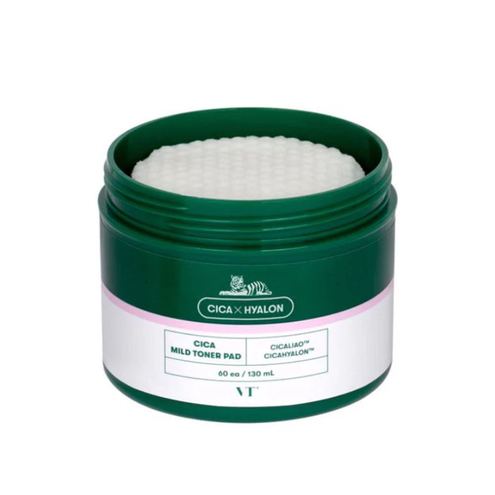 Barattolo verde aperto. Tamponi tonici bianchi visibili. Scritta: CICA x HYALON, CICA Mild Toner Pad. Marchio: VT.