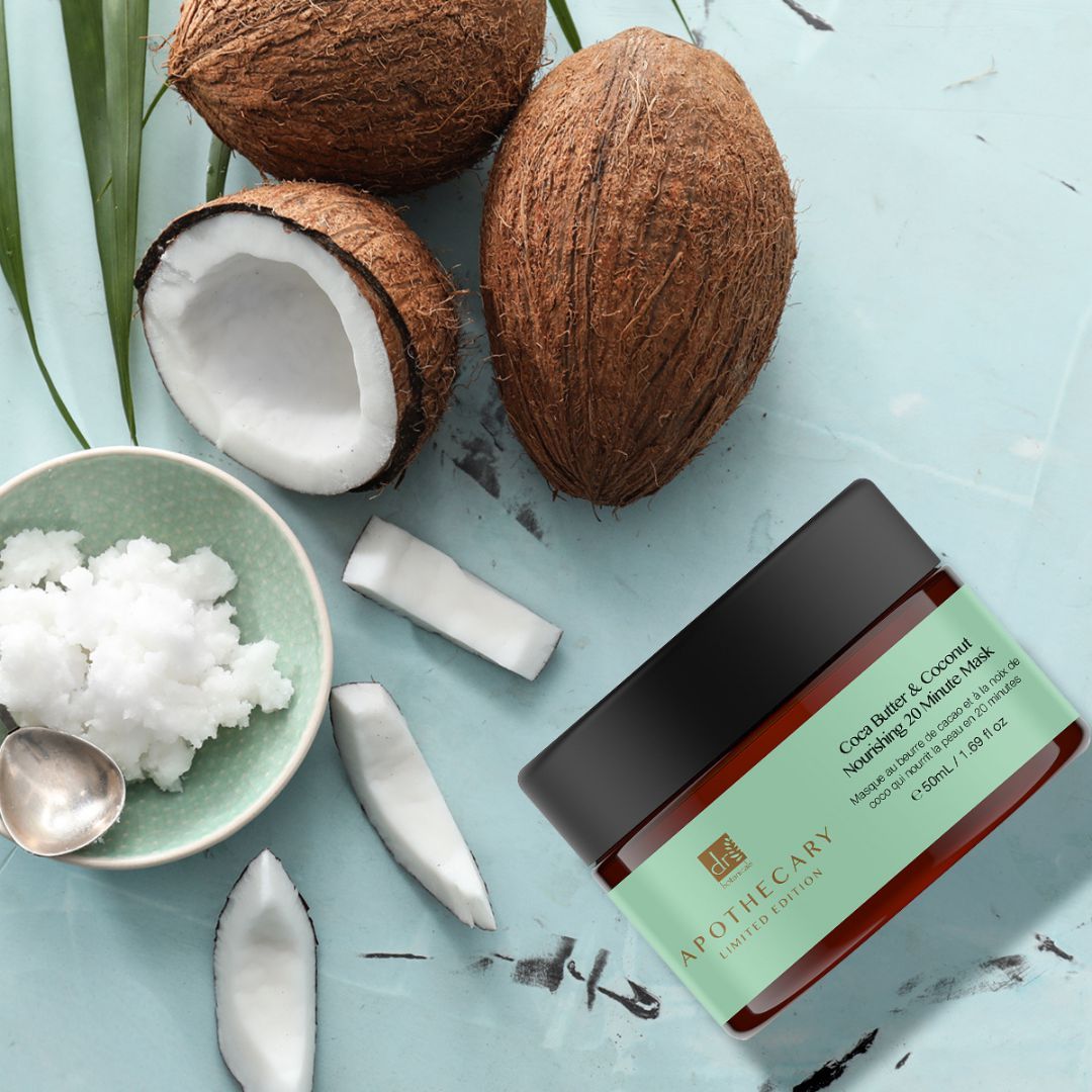 Noci di cocco, scaglie di cocco e vaso con etichetta verde. Testo: Cocoa Butter & Coconut Nourishing 20 Minute Mask.