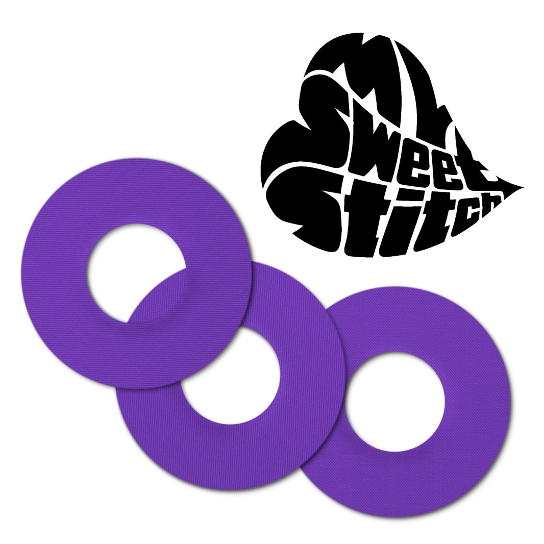 Tre anelli di fissaggio viola con foro. Logo 'MySweetStitch' a forma di cuore. Su sfondo bianco.