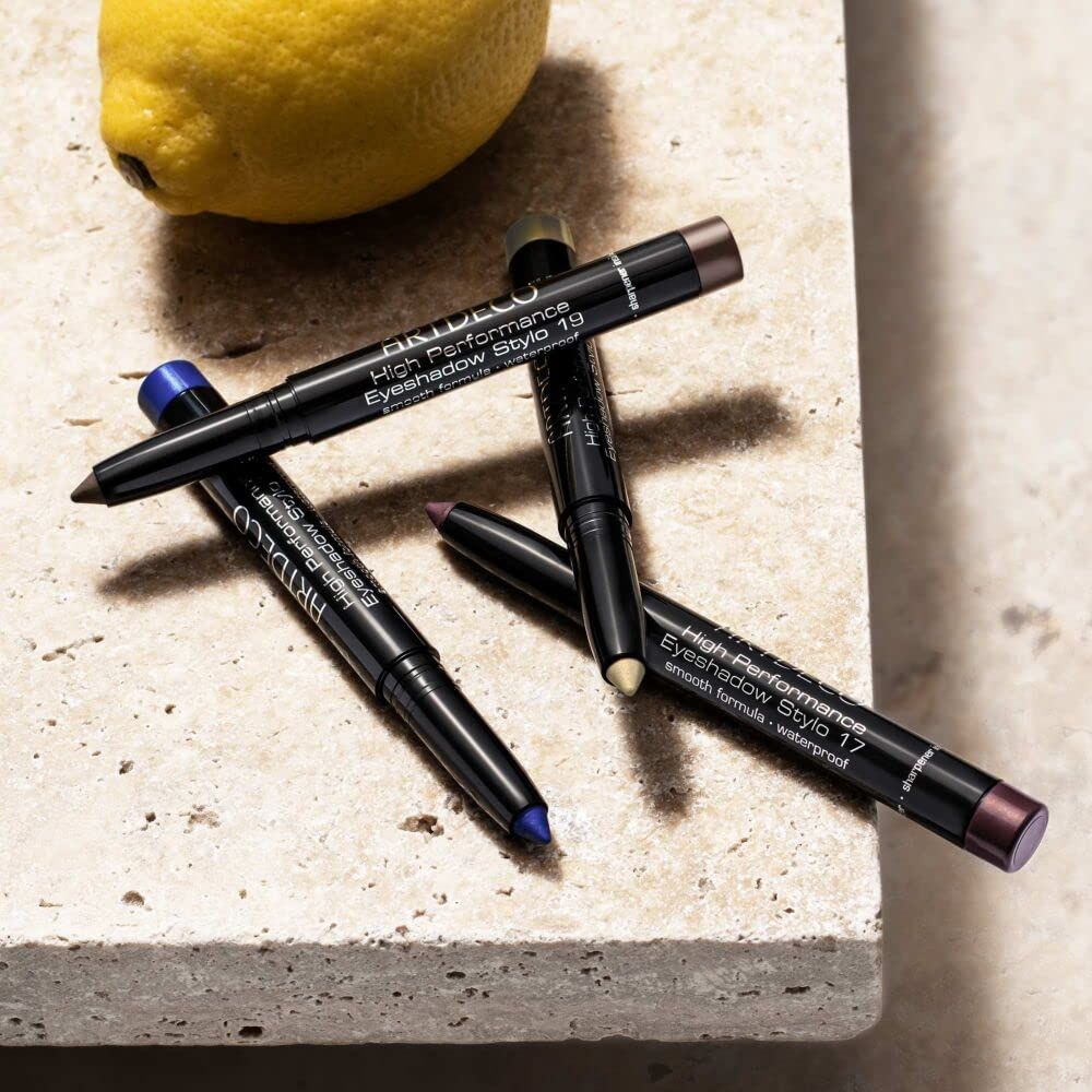 Quattro ARTDECO High Performance Eyeshadow Stylos in vari colori, tra cui blu e viola.