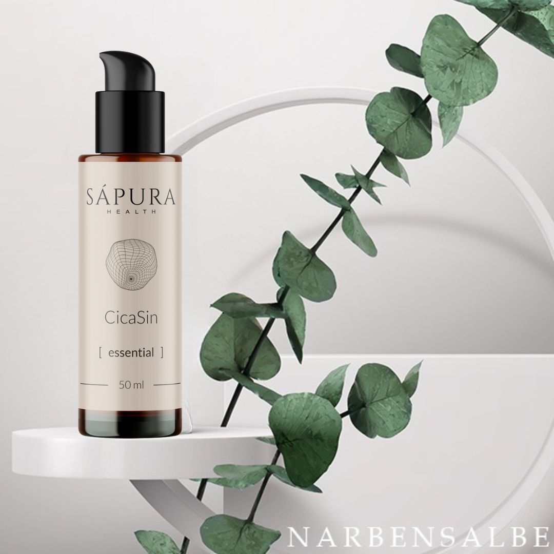 Flacone con ramo di eucalipto. Scritta: Sápura Health, CicaSin [essential], 50 ml. Testo: NARBENSALBE.