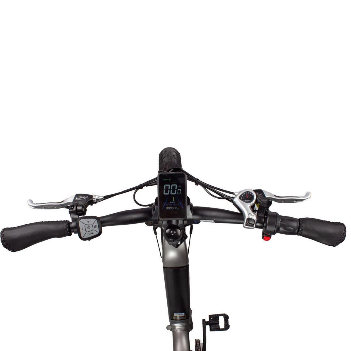 Manubrio della bicicletta con comandi e display. Manopole nere, leve dei freni e display digitale. Sfondo bianco.