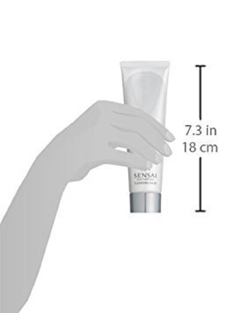 Prodotto tenuto in mano. Testo: SENSAI, SILKY PURIFYING, CLEANSING BALM. Indicazione dimensioni: 7,3 pollici / 18 cm.