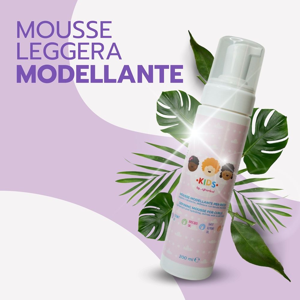 Flacone bianco con etichetta rosa. Scritta: KIDS by Afroricci. Nome del prodotto e loghi. Chiusura a pompa. Sfondo con foglie.