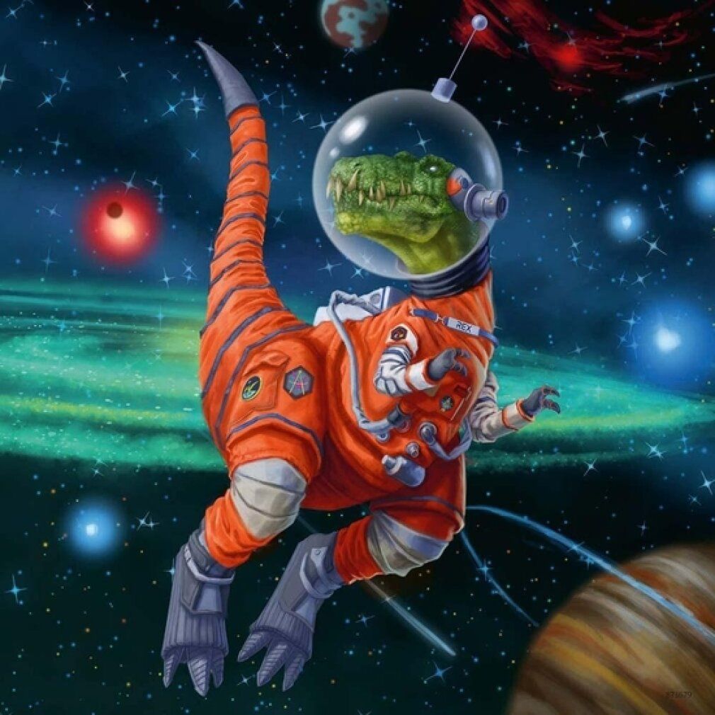 Illustrazione di un dinosauro in tuta spaziale. Tuta arancione, casco. Sfondo: spazio con stelle e galassie.